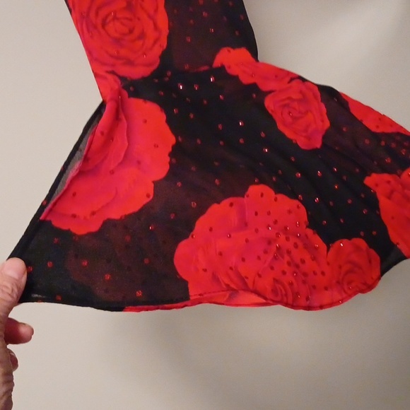 NWT-Stunning  black with red roses blouse. - Picture 3 of 8